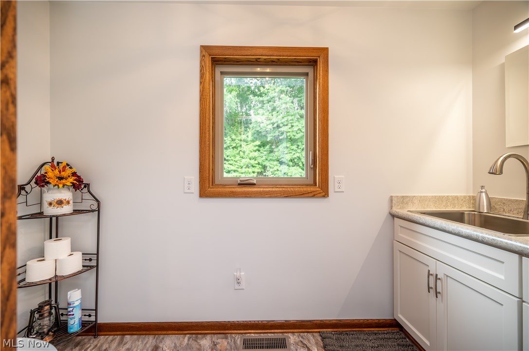 405 Airport Drive NW Warren OH 44481