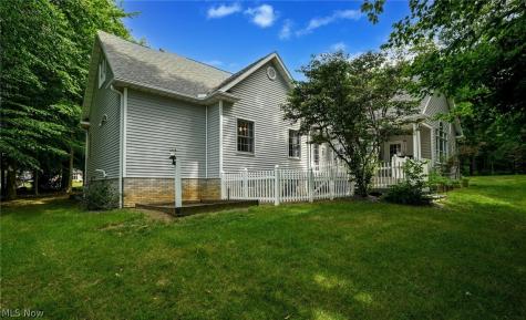 35 W Maple Drive Seville OH 44273