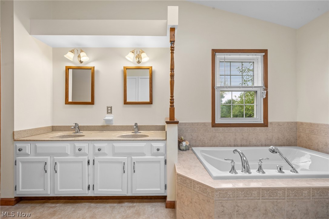 8572 Lake In The Woods Trail Chagrin Falls OH 44023