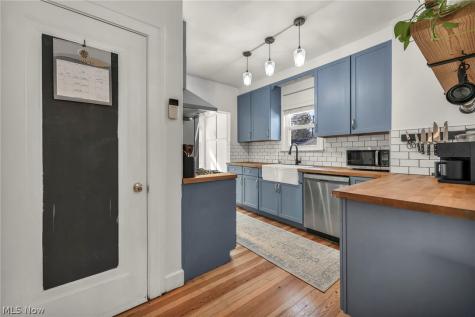 1521 Parkhill Road Cleveland Heights OH 44121