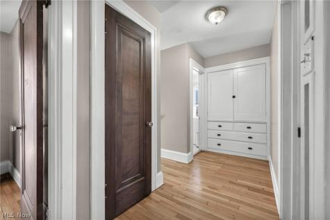 1521 Parkhill Road Cleveland Heights OH 44121