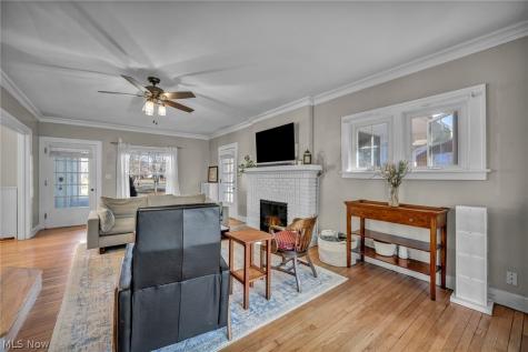 1521 Parkhill Road Cleveland Heights OH 44121