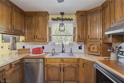 12097 Lisa Avenue NW Hartville OH 44632