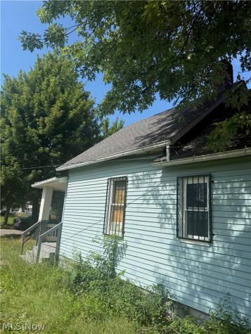 7505 Elton Avenue Cleveland OH 44102