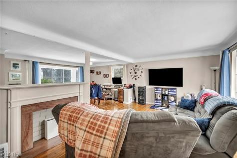 16908 Throckley Avenue Cleveland OH 44128