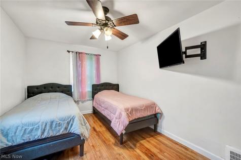 16908 Throckley Avenue Cleveland OH 44128