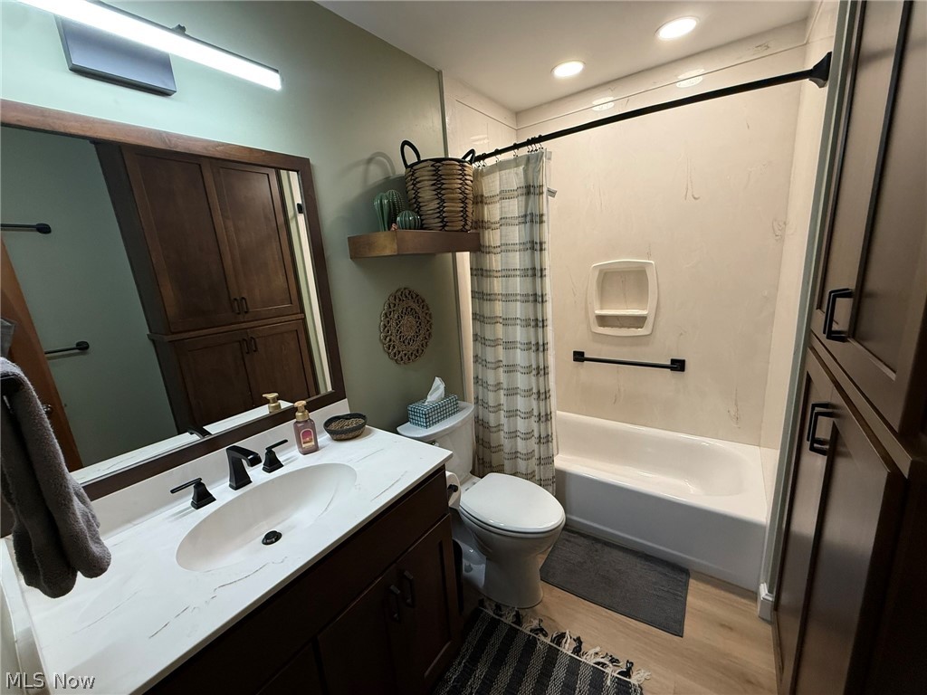 238 Edgemore Street NE Sugarcreek OH 44681