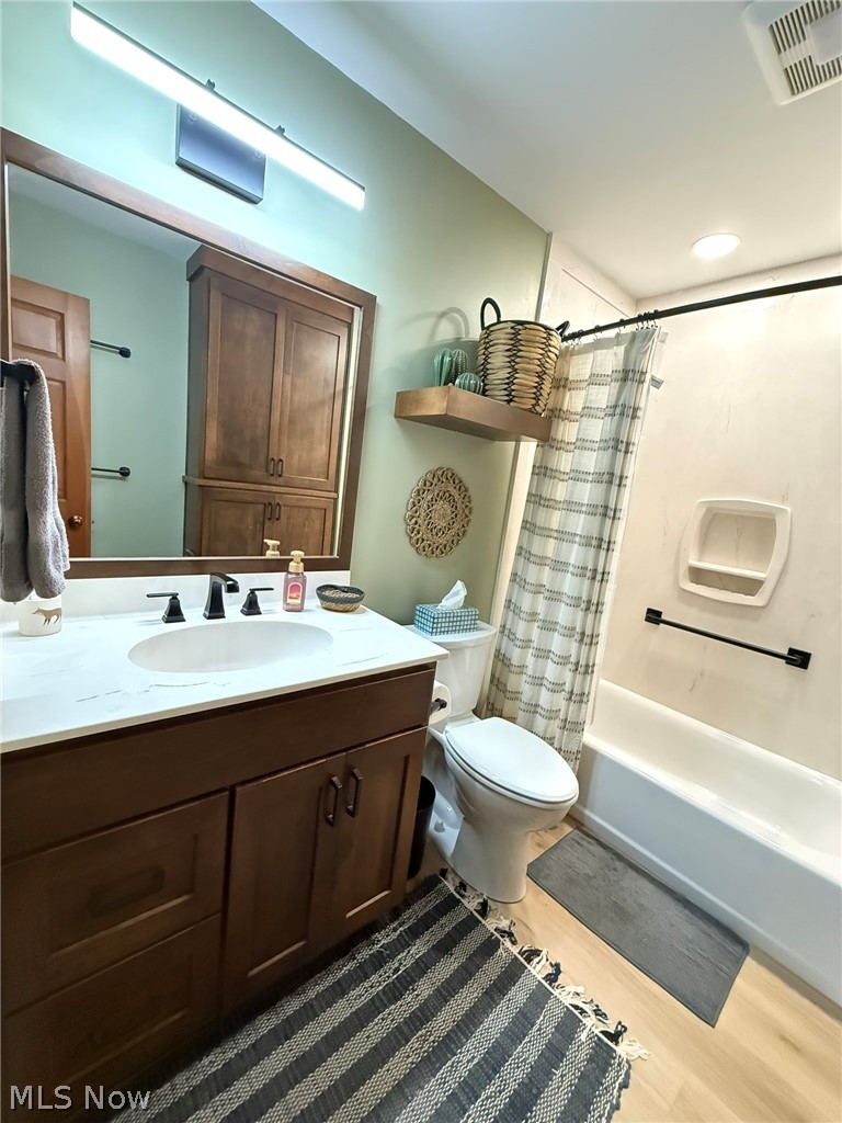 238 Edgemore Street NE Sugarcreek OH 44681