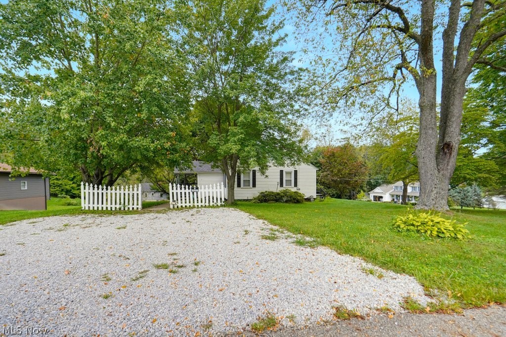 4695 Grapeland Avenue Louisville OH 44641