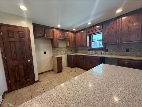 615 Bowling Green Circle Elyria OH 44035