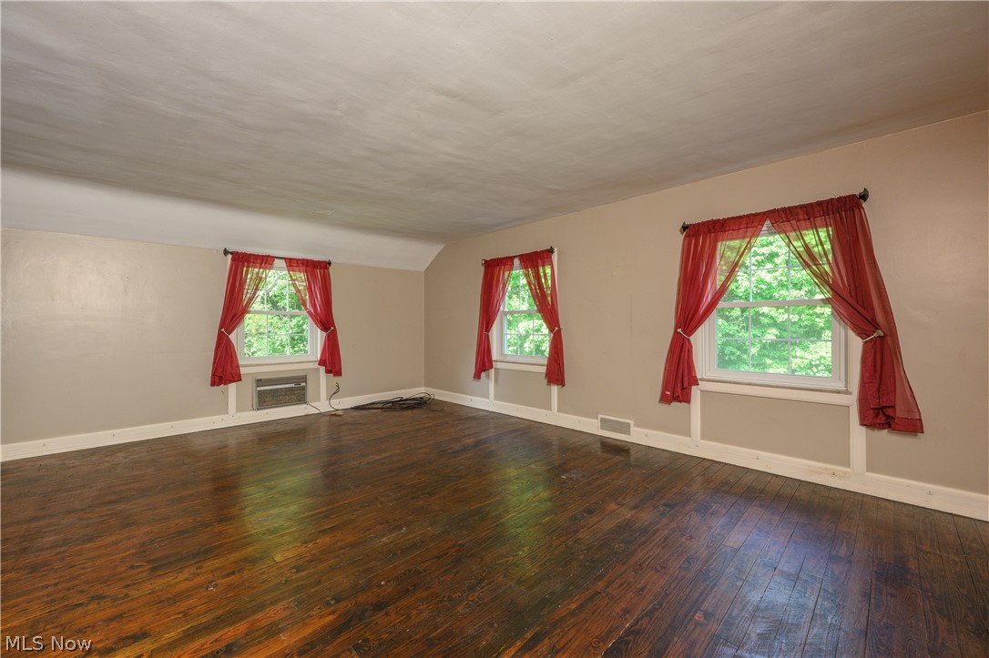 497 Moravian Trail Uhrichsville OH 44683