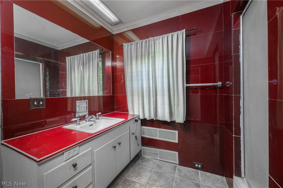497 Moravian Trail Uhrichsville OH 44683