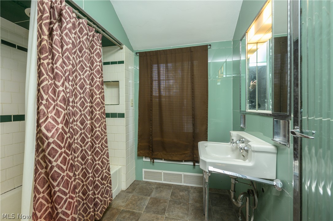 497 Moravian Trail Uhrichsville OH 44683