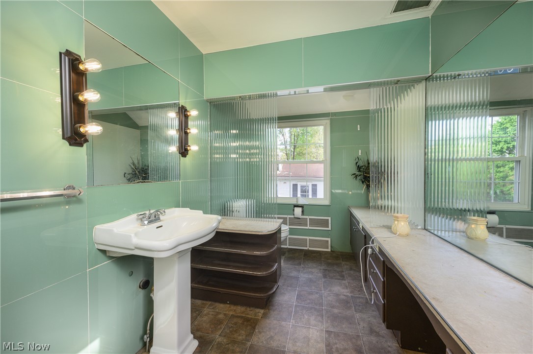 497 Moravian Trail Uhrichsville OH 44683