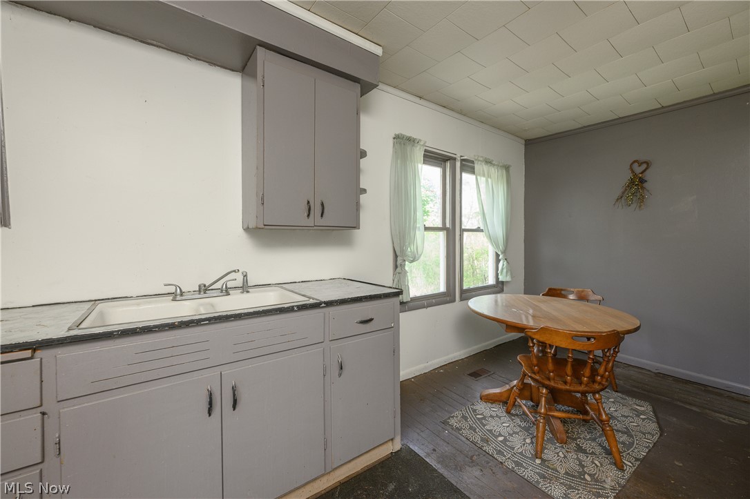 497 Moravian Trail Uhrichsville OH 44683