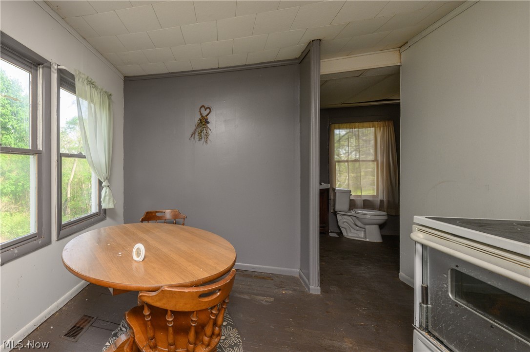 497 Moravian Trail Uhrichsville OH 44683