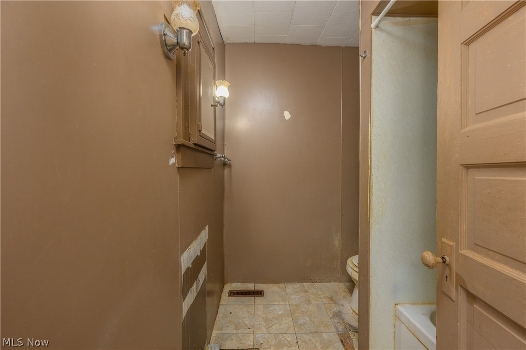 497 Moravian Trail Uhrichsville OH 44683