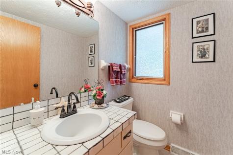 8515 Scenicridge Avenue NW Clinton OH 44216