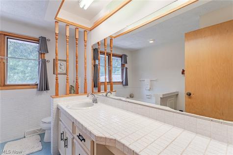8515 Scenicridge Avenue NW Clinton OH 44216