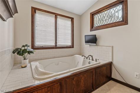 31215 Roxbury Park Drive Bay Village OH 44140