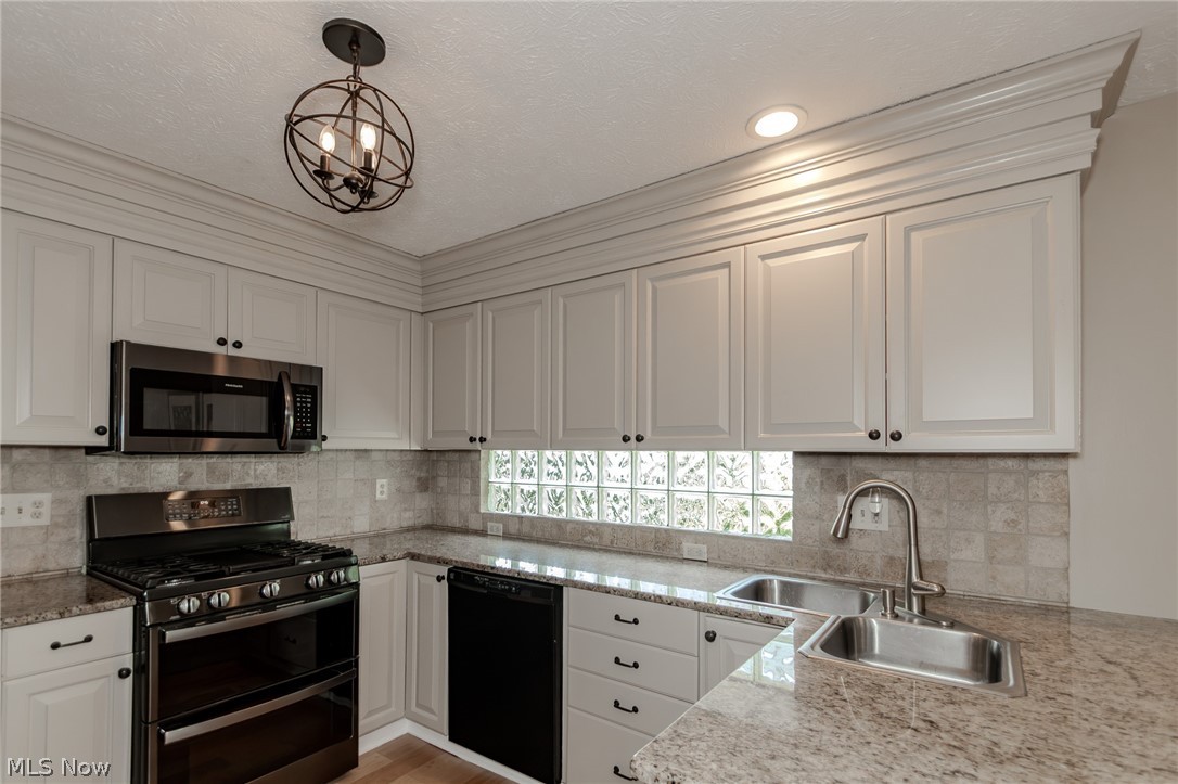 102 Middle Post Point Chardon OH 44024