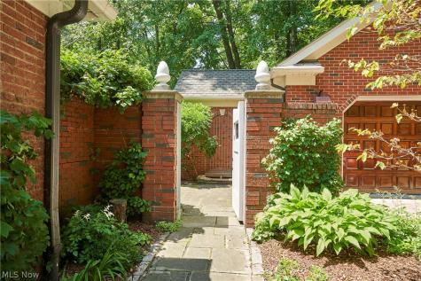 3807 Mapleleaf Hill Bath OH 44333