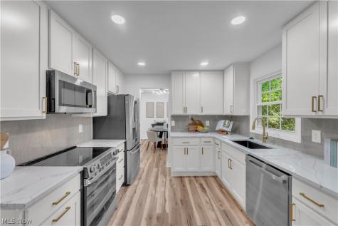5108 Meadow Wood Boulevard Lyndhurst OH 44124