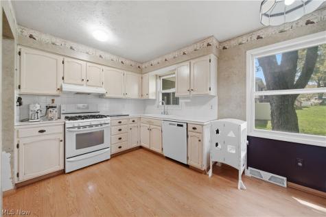 11205 Merrimack Avenue NW Hartville OH 44632