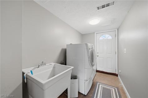 11205 Merrimack Avenue NW Hartville OH 44632