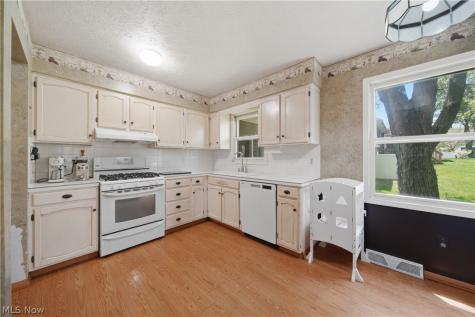 11205 Merrimack Avenue NW Hartville OH 44632