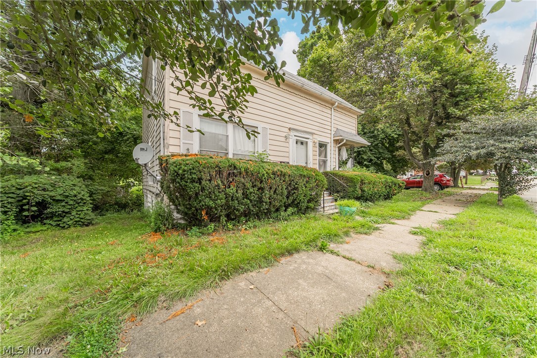 1223 Delos Street Akron OH 44306