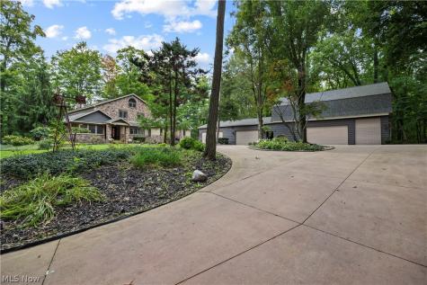 7587 Lewis Road Olmsted Twp OH 44138