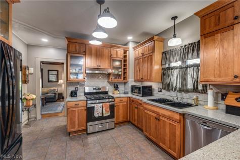 1565 Waterbury Road Lakewood OH 44107