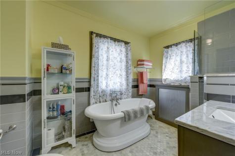 1565 Waterbury Road Lakewood OH 44107