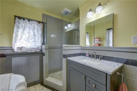 1565 Waterbury Road Lakewood OH 44107