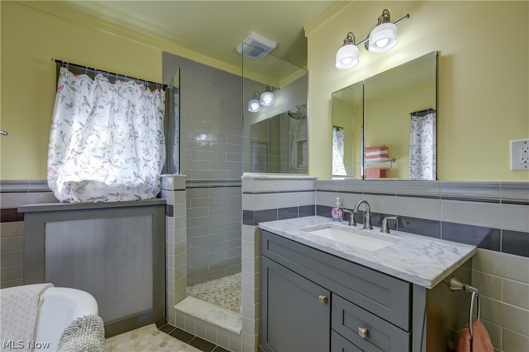 1565 Waterbury Road Lakewood OH 44107