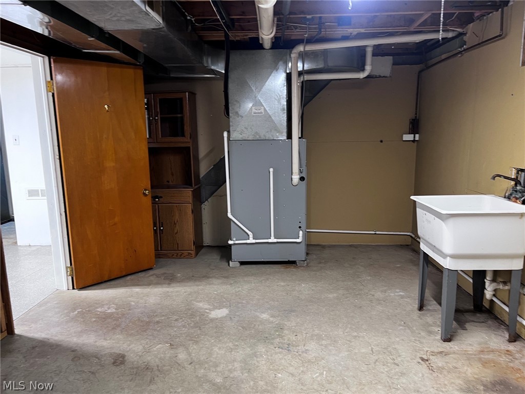 6160 Highland Avenue Lordstown OH 44481