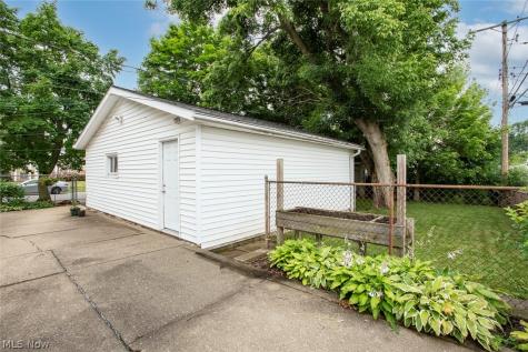 6526 Stonecrest Drive Brook Park OH 44142