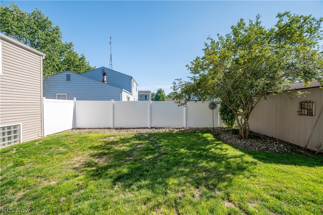 814 Illinois Avenue Mcdonald OH 44437