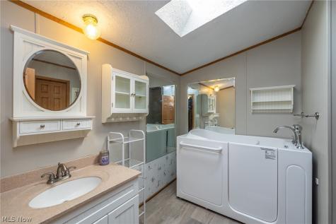 15 Elgin Oval Olmsted Twp OH 44138