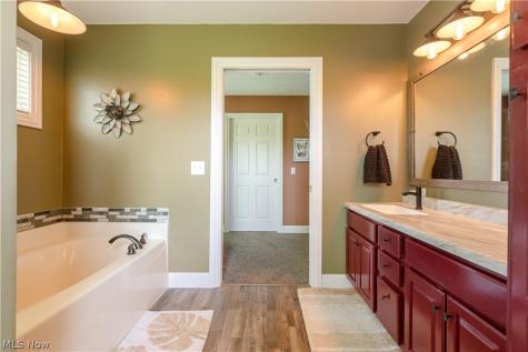 4732 Helmsworth Drive NE Canton OH 44714