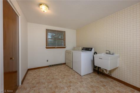 916 Buena Vista Canton OH 44714