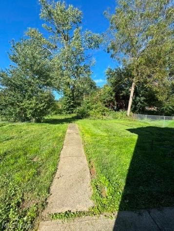 2003 Saint Elmo Avenue NE Canton OH 44714