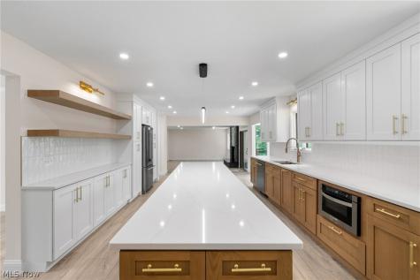 19286 Saratoga Trail Strongsville OH 44136
