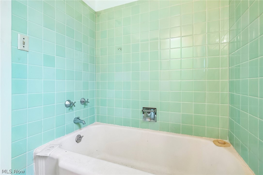3590 Woodridge Road Cleveland Heights OH 44121