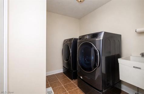 25660 Edgecliff Drive Euclid OH 44132