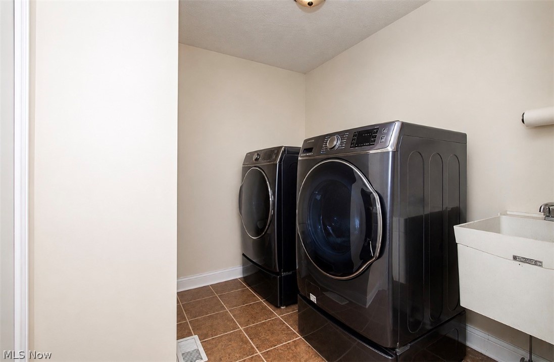 25660 Edgecliff Drive Euclid OH 44132