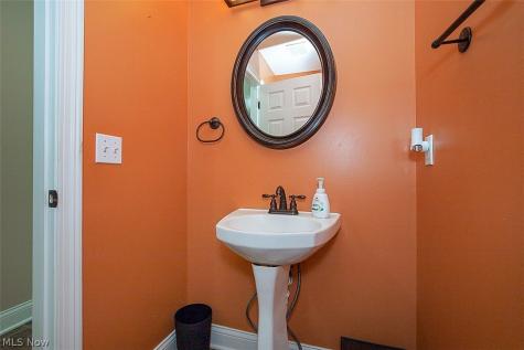 25660 Edgecliff Drive Euclid OH 44132