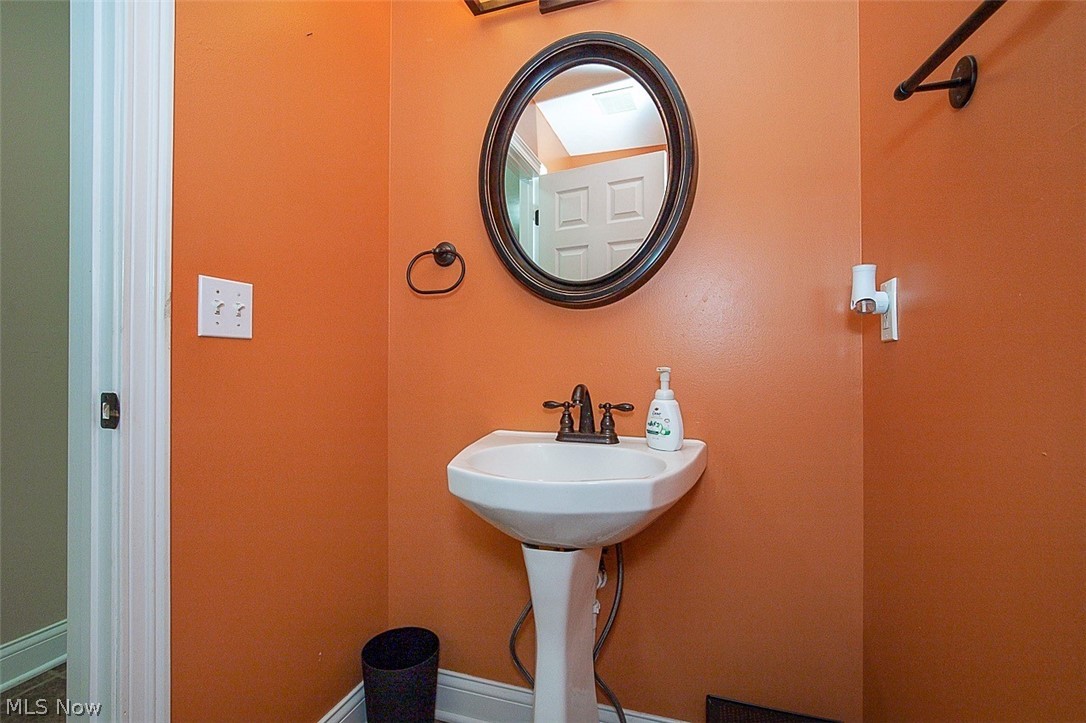 25660 Edgecliff Drive Euclid OH 44132