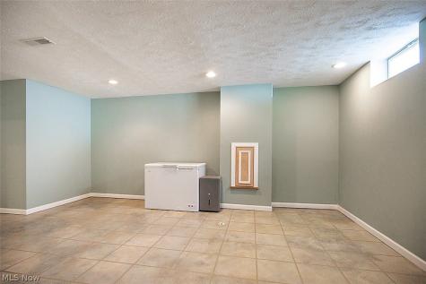 25660 Edgecliff Drive Euclid OH 44132